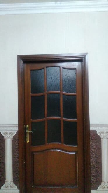 jaluzlər qapi: 6 eded şam agacindan qapi satilir. 2-si qluxoy, 4 ededi şüşəli — 4