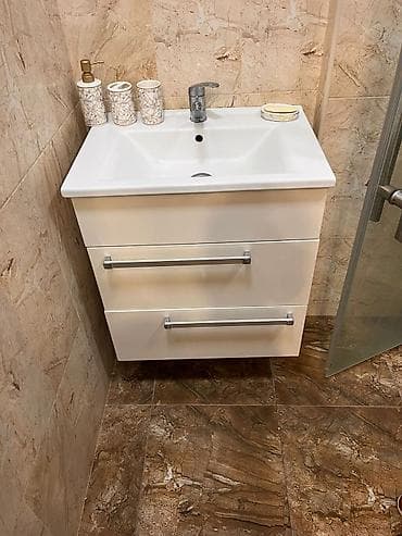 hamam ucun dolab: Vanna otağı üçün asma tipli lavabo şkafı və keramika lavabo - Rəng — 1