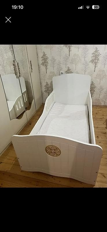 islenmis matras: Uşaq çarpayısı – ağ rəngdə, taxta materialdan. - Yan tərəflərdə — 1