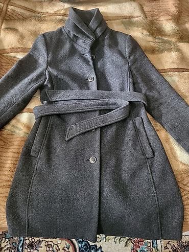 Qadın paltosu – boz rəng Klassik düz kəsim, dizə qədər uzunluq -