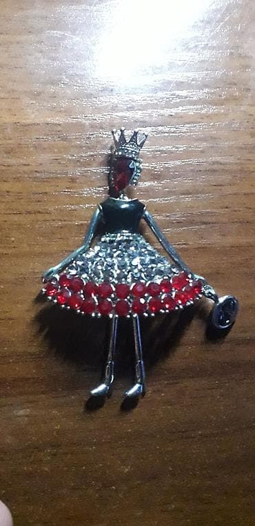 Şəkildəki məhsul: Qız fiqurlu broş - Material: Metal ərinti gövdə