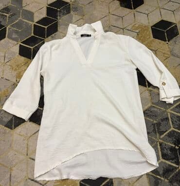 женские дутые жилетки: Ağ rəngli qadın bluzası/tunika - Yarımboğaz tipli açıq V-yaxa - 3/4 — 1