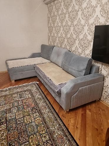 uzun: Künc divanı – L şəklində, yumşaq parça üzlüklü, açıq-boz rəngdə — 3