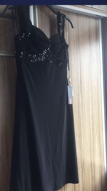 Keyfiyyetli gozel ve bedene rahat oturan ziyafet geyimidir.Made in lalafo.az -da Keyfiyyetli gozel ve bedene rahat oturan ziyafet geyimidir.Made in