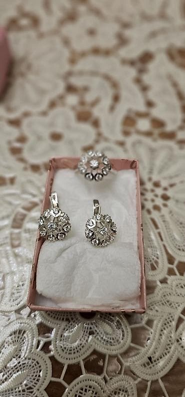 charles keith az: Gümüş rəngli zərgərlik dəsti – üzük və sırğalar - Komplekt: 1 ədəd — 1