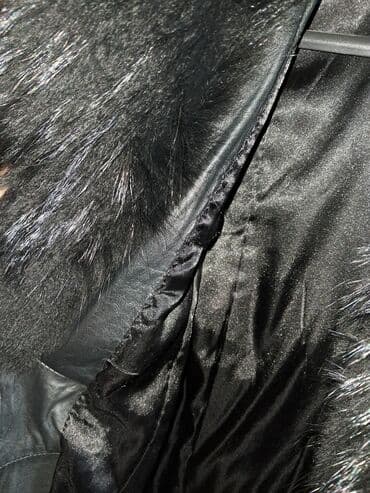 дождевик купить в баку: Qara rəngdə təbii kürk qadın paltosu. - Material: parlaq teksturaya — 2
