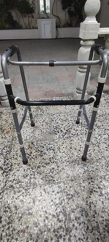 Tibbi məhsullar: Yeriş dəstəyi və qolaltı ağac dəstəsi - Yeriş üçün metal “walker” – — 1