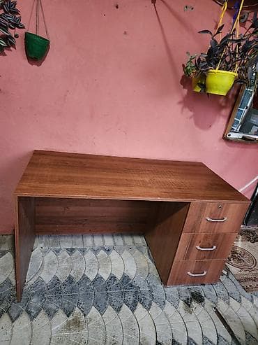 rasladuşka satışı: Ofis/iş masası – ağac dekorlu, sağ tərəfdə çekmecəli model Stol mağaza — 5