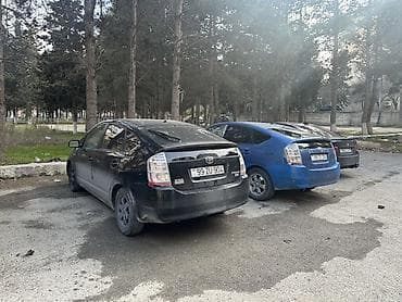 Toyota Prius (2-ci nəsil) hibrid sedanlar 2 si bir yerde satilir