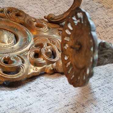 guzgu samdan: Qədimi divardan asılan şamdan. LATUN.
Hündürlük 32 sm.ağırdı — 4