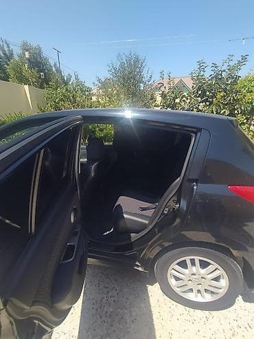 Avtomobil satışı: Nissan Tiida hatchback - Kuzov: 5 qapılı hatchback, qara rəng - — 8