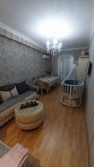 divar resimleri: Uşaq otağı üçün divar kağızı – mavi tonlarda, ayı balası və lent — 8