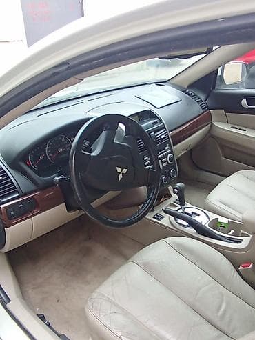 radiyator panel: Mitsubishi Galant sedan Xüsusiyyətlər: - Kuzov: ağ rəngli sedan, 4 — 4