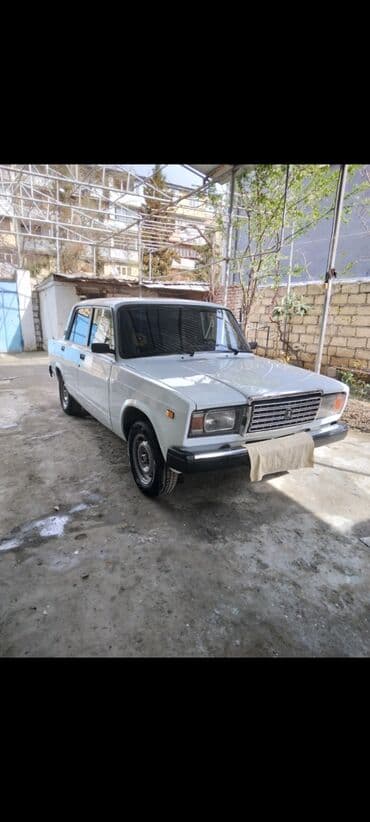 ваза напольная стеклянная высокая без узора: VAZ 2107, ağ rəng, sedan kuzov. Klassik dizaynlı arxaötürməli model — 3