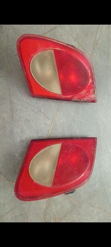 afto stop: Avtomobil üçün arxa stop fənərlərinin baqaj qapağı hissəsinə aid olan — 1