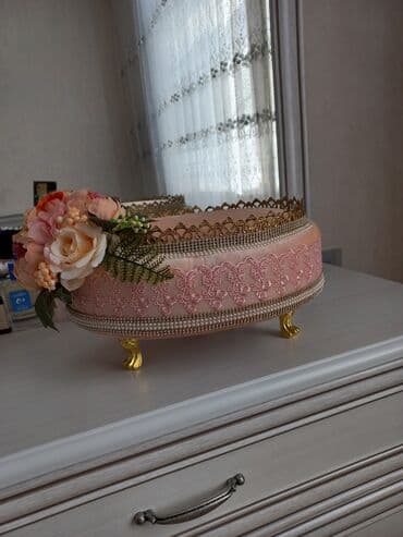 8 mart ucun hediyeler: Çəhrayı rəngdə, zərif güllərlə bəzədilmiş dekorativ səbət. Səbətin — 4