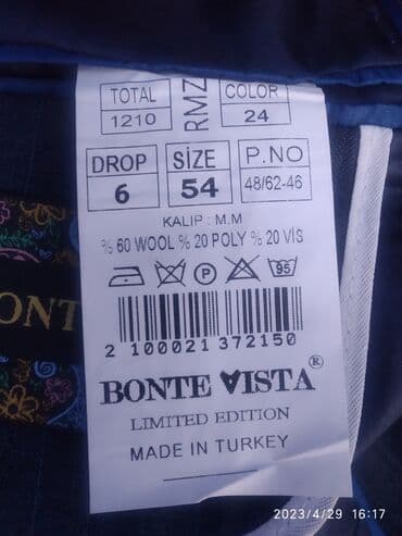 Kostüm,təp-təzə bir dəfə geyinilib,brutal üslubdadır.Ayaqqabı ayrı