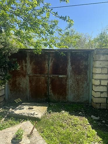 Paslı ikitərəfli metal darvaza, qəhvəyi və tünd yaşıl rəng çalarları