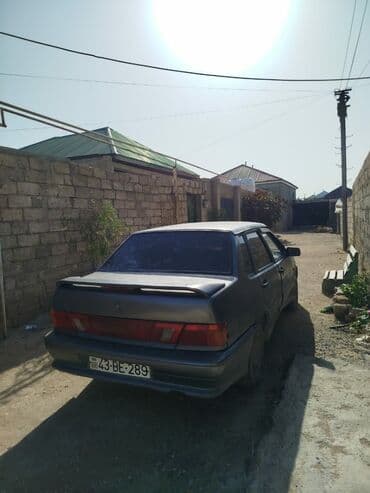 lada qapi: Tünd boz rəngli sedan tipli avtomobil. Arxa tərəfində spoyler — 4