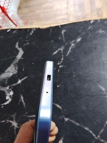 redmi mi9: Redmi smartfon Xüsusiyyətlər: - Göy rəngli korpus, düz kənarlı dizayn — 2