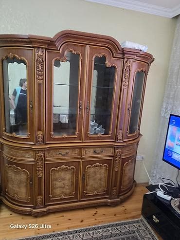 Klassik üslubda iri vitrin-bufet - Material: təbii ağac üzlüklü