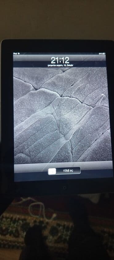 ddr2 plata: Apple iPad planşet - Korpus: gümüş alüminium arxa panel, qara ön — 2