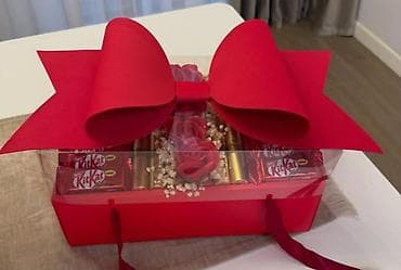 Eynəklər: Hediyyelik şokolad qutumuz münasib qiymete.Sifariş uçün 0702887030 — 2