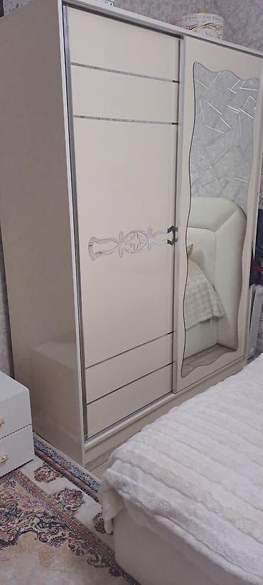 Krem rəngli sürgülü qarderob dolabı - Dizayn: Minimalist krem korpus