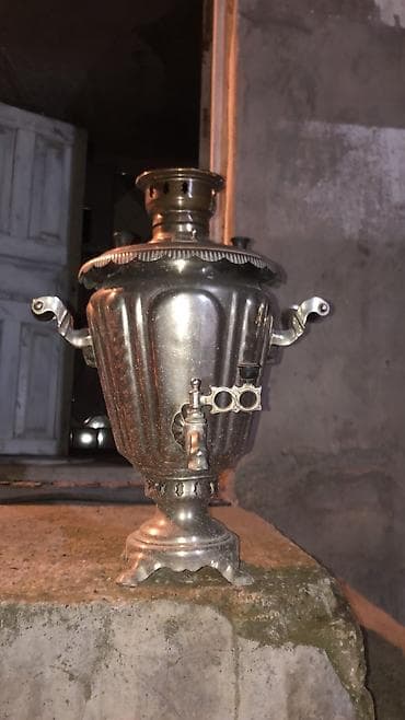 samovar: Klassik metal samovar - Material: parıltılı metal korpus (ehtimalen — 2