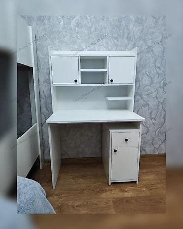 Düz masa, Stulsuz, Polkalı, Siyirməli, Sadə laminat — 1