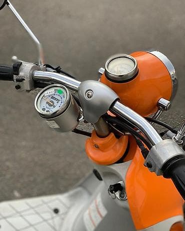 elektrikli cross motor: Suzuki skuter – parlaq narıncı/ağ rəng kombinasiya, şəhər içi rahat — 3
