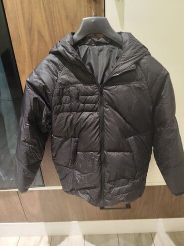 gödəkçələr: Qara rəngli yüngül puffer gödəkçə - Kapüşonlu dizayn: külək və soyuğa — 1