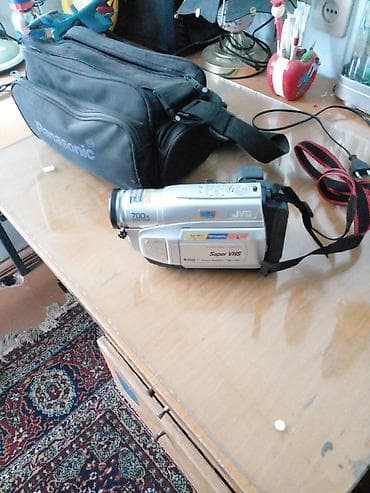 divarda fiqurlar: Dairəvi formada, metal materialdan hazırlanmış bəzək qalxanı. Üzərində — 5