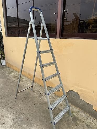 pol dik: Mavi rəngli metal nərdivan – 6 pilləli, qatlanan konstruksiya — 5