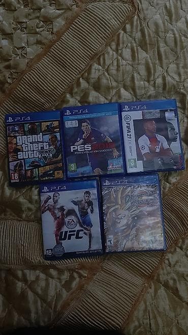 playstation 5 pult: PlayStation 4 (PS4) oyun konsolu dəsti Komplekt: - PS4 konsolu (qara — 2