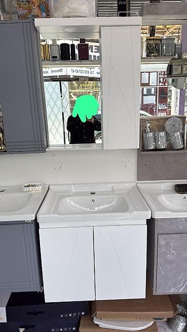 su pompalar: Hamam mebeli dəsti - Yuxarı hissə: güzgülü asma şkaf. Sağ tərəfdə — 1