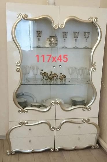 Şüşəli dolab vitrini