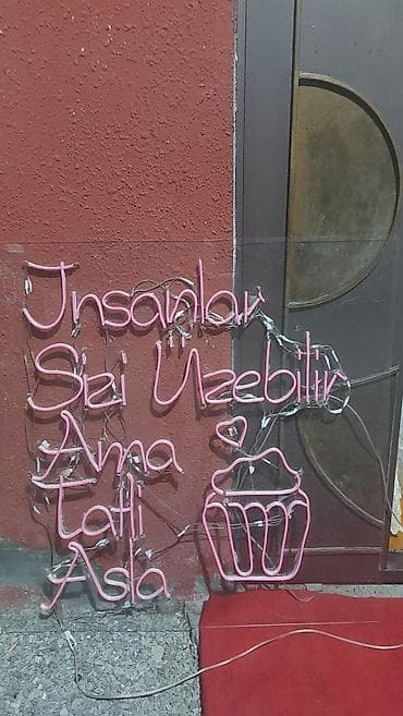 neon: Neon işıq lövhəsi – “İnsanlar sizi üzə bilər, amma tatlı asla” yazısı — 1
