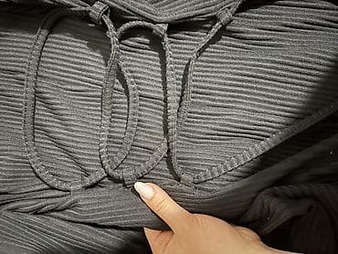 palt: Qadın geyimi – qara, xətlərlə teksturalı trikotaj paltar - Model — 2