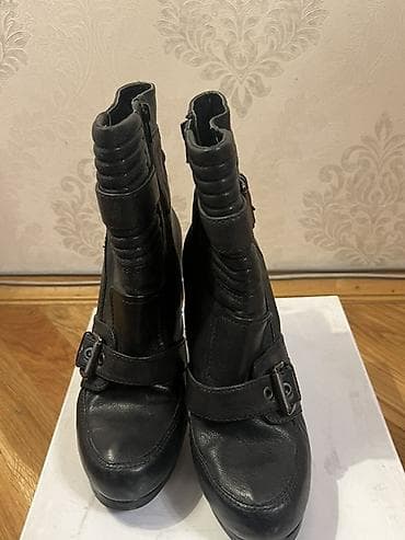 Qadınlar üçün qara qısa boğazlı ayaqqabı (ankle boot) nine west