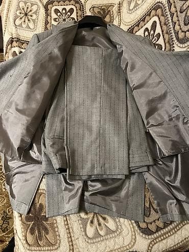 Sviterlər: Gümüşü-boz rəngdə zolaqlı kişi kostyumu – 3 parçalı dəst: - Yaxalıq — 4