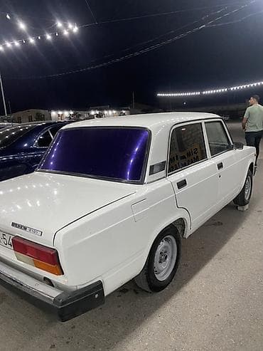 qaz 69 satilir: VAZ 2107 sedan – ağ rəng Xüsusiyyətlər: - Kuzov: 4 qapılı sedan, arxa — 3