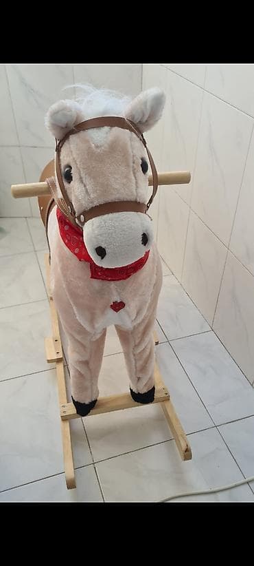 Oyuncaqlar: Taxta yelləncək at oyuncağı - Yumşaq plüş materialdan hazırlanmış at — 2