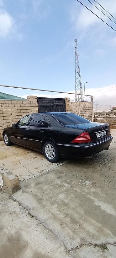 w220 stop: Mercedes‑Benz S‑Class (W220), qara rəng, sedan gövdə. Əsas — 2