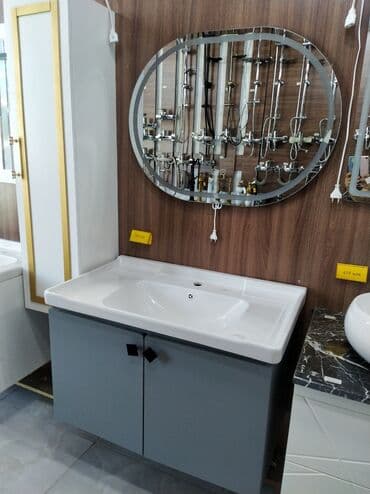 Ağ rəngli keramika lavabosu olan boz rəngli hamam rəfi. Bu rəfin iki