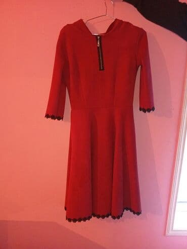 kostyum modelleri: Qırmızı rəngdə qadın paltarı - Model: A-kəsim ətəkli, beldən oturan — 1