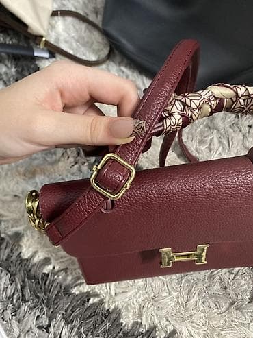 Çantalar: Qadın çantası – tünd bordo rəngdə, qranulyar teksturalı dəridən. Ön — 4