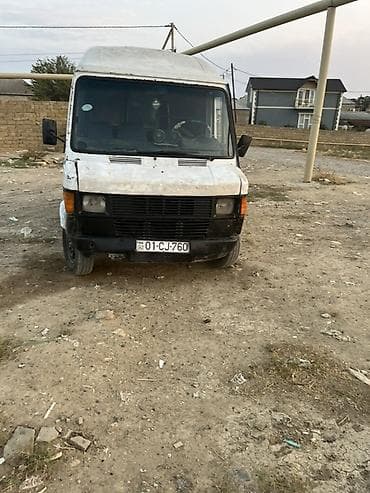 opel vita 1998: Ağ rəngli yük/miniven tipli köhnə kuzovlu avtomobil. Xüsusiyyətlər: - — 5