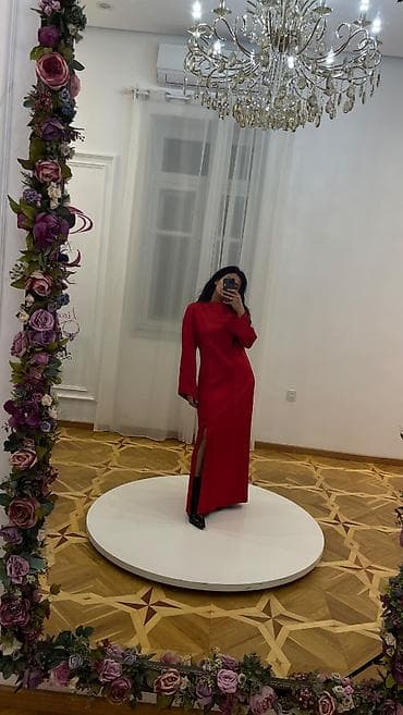 İdeal vəziyətdə (geyinilməyib) gırmızı atlas donu