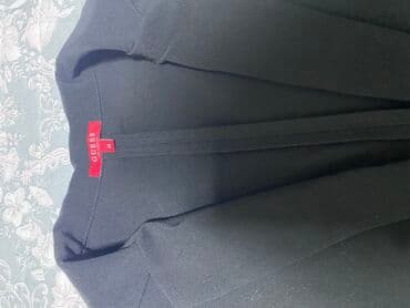 cins pencekler: Guess brendinin qara pencəyi. Bu pencək şık görünüşü ilə həm rəsmi — 2